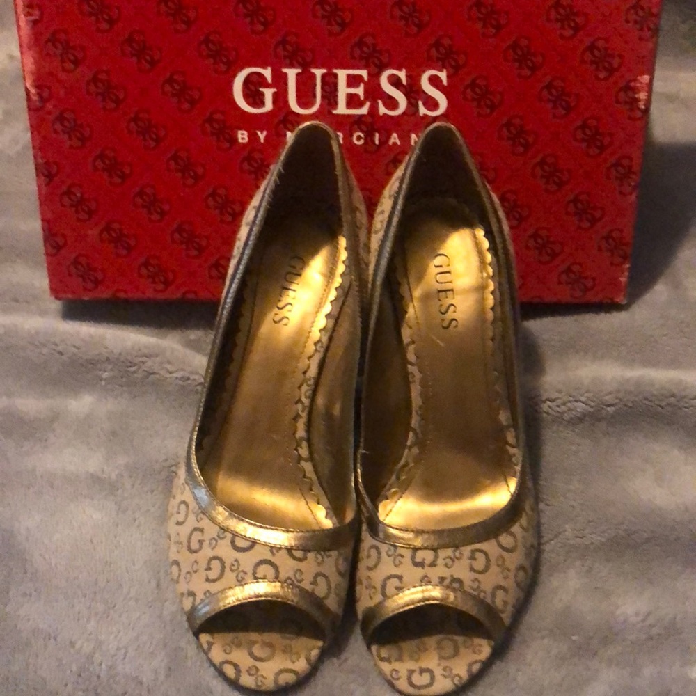 Guess pumps
